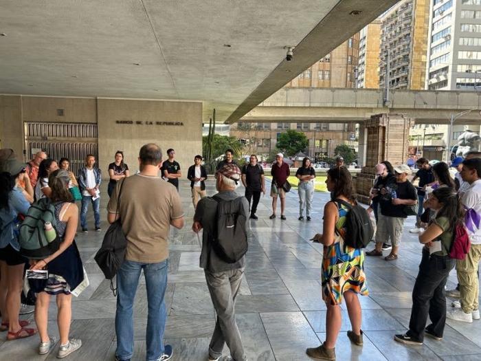 Personas reunidas en ronda