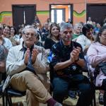 Público con libro en la mano