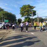 persona mayor llegando acompañada