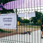 Hoja de tamaño a 3 colgada en una reja adelante de una cancha con la inscripción que mujeres te inspiran y porque?