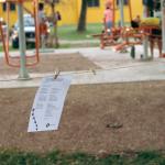 poema colgando de una cuerda de fondo pedregullo y juegos de hacer ejercicio