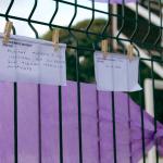 cartelitos escritos a mano colado de una reja