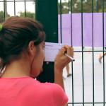 niña escribiendo en un papel
