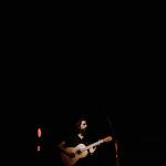 franny glass con una guitarra en el escenario