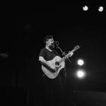 Garo Arakelián con una guitarra cantando en el escenario