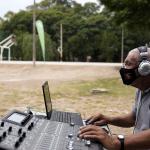 hombre manejando una consola