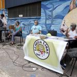 siete personas sentadas alrededor de una mesa
