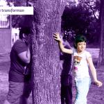 niños apoyados en un arbol la niña mirando hacia adelante destacada con filtro violeta en el fondo y ella en colores