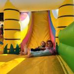 dos niñes jugando en inflable