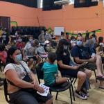 Personas de distintas edades están sentadas aguardando el inicio de un espectáculo 