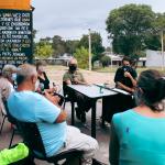 seis personas alrededor de una mesa 