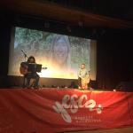 María Elena Melo canta y toca la guitarra. Junto a ella Raúl Saavedra toca el cajón peruano 