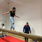 Niña sobre barra de gimnasia