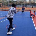 Niños juegan al tenis