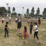 Imagen de la cancha de sacude desde arriba, se ven muchas personas jugando spikeball
