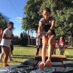 Adolescente salta en parque
