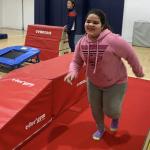 Niña corre en gimnasio