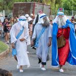 Los tres reyes caminan por el barrio