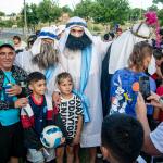 Los reyes se sacan fotos con niños y niñas