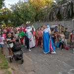 Muchas vecinos y vecinas siguen el recorrido por el barrio
