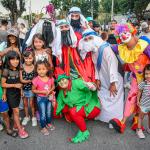 Los reyes, la duende y la payasa se sacan posan en foto