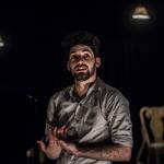 Fotografía de la obra Devenir Felisberto, actor hablando emocionado. 