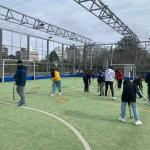 Niñas, niños y adolecentes juegan al hockey