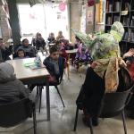 Niñas y niños posan con el lobo