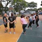 Varias personas en ronda realizan estiramiento de piernas 