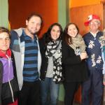 Vecinos, vecinas y funcionarios de SACUDE aparecen abrazados