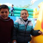 Dos niños juegan en un inflable 