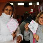 Dos mujeres sonríen