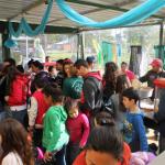 Muchas personas frente a un mostrador en el que se canjean los premios