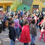 Muchas personas bailan candombe frente al complejo