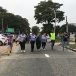 grupo de personas que llegan de la mano