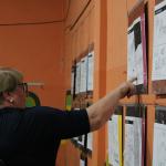 Una mujer señala una escena de las memorietas en exposicion