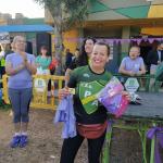 mujer recibiendo premio del sorteo