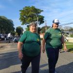 dos personas llegando