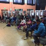 Público conformado por unas 30 personas mira la obra
