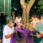 hombre y mujer cortando telas violetas