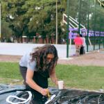 mujer pintando una pancarta