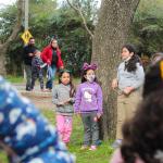 niñas en ronda en frente a un arbol