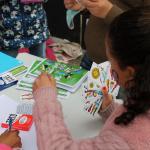 niña jugando a las cartas