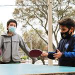 niño jugando al ping pong