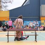 mujeres haciendo una danza frente al publico 