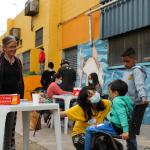 adolescente maquillando a niño en la cara