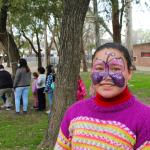 niña con la cara pintada mirando a la camara