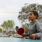 niño jugando al ping pong