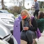 mujer pintando pinos de estacionamiento pintados de colores