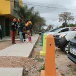 pinos de estacionamiento pintados de colores